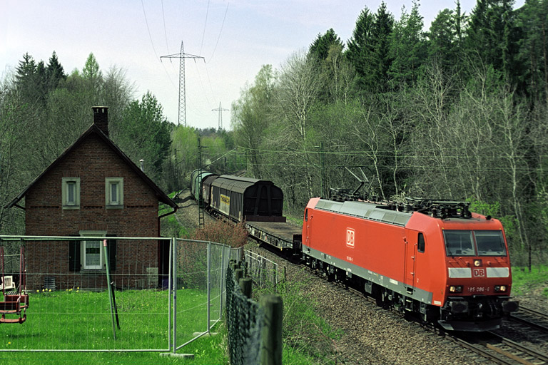 185 086 mit TC 45170 bei km 19,2 (April 2005)