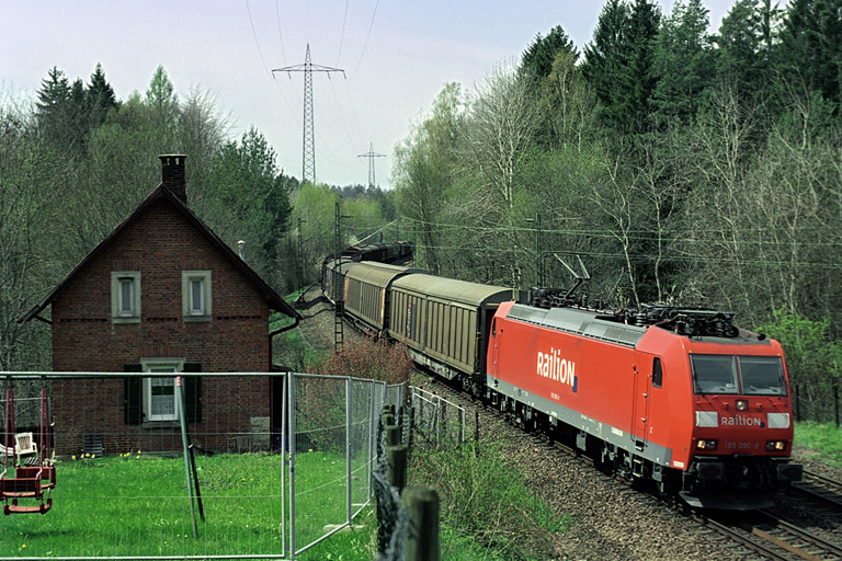 185 090 mit TC 44696 bei km 19,2 (April 2005)