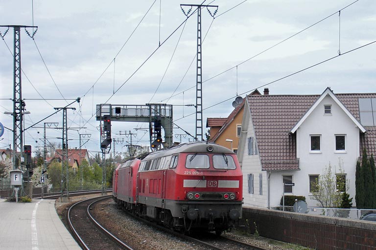 185 121, 185 093 und 225 075 als Tfzf 65943 bei km 16,6 (April 2005)