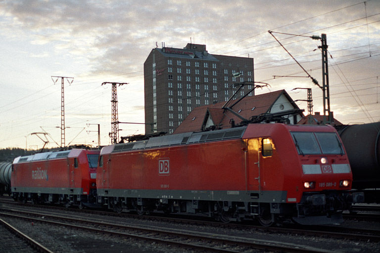 185 196 und 185 089 bei km 15,6 (M&auml;rz 2005)