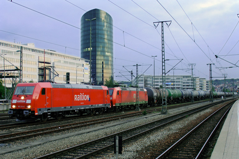 185 213 und 185 066 bei km 15,6 (Mai 2005)