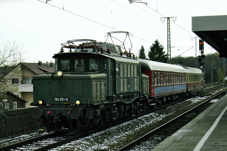 194 051 mit DPE 83957 bei km 16,6 (November 2005)
