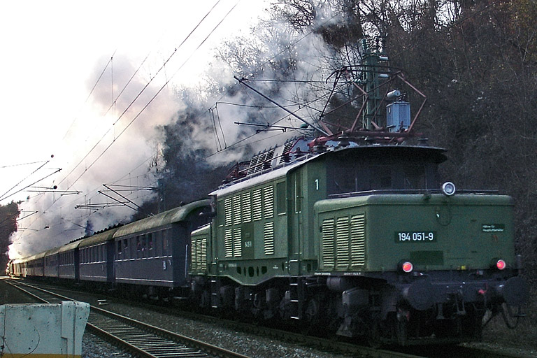 194 051 mit DPE 83974 bei km 13,0 (Dezember 2005)