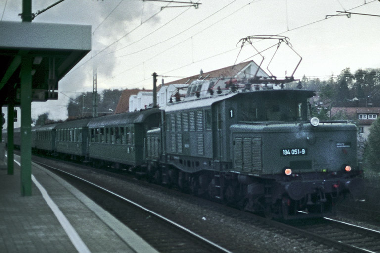 194 051 mit DPE 83974 bei km 16,6 (Dezember 2005)
