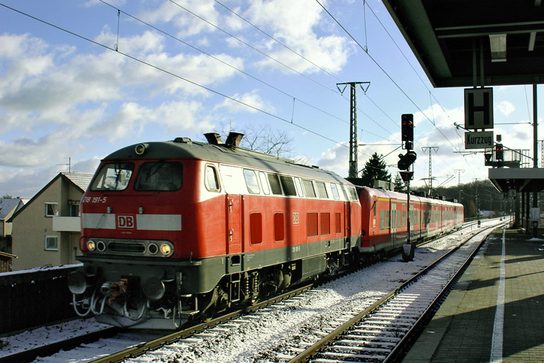 218 191 mit Triebzug der Baureihe 425 bei km 16,6 (Dezember 2005)