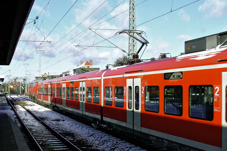 218 191 mit Triebzug der Baureihe 425 bei km 16,6 (Dezember 2005)