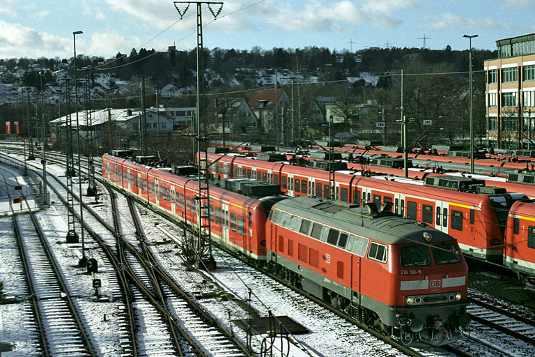 218 191 mit Triebzug der Baureihe 425 bei km 16,0 (Dezember 2005)