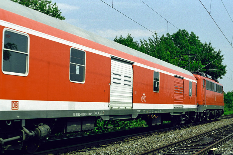 110 236 mit RE 19018 bei km 12,8 (Juli 2005)