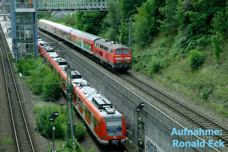 218 480 mit RE 19016 und S-Bahnzug (Baureihe 423) bei km 14,0 (August 2005)