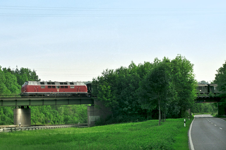 221 135 bei km 23,0 (Juli 2005)