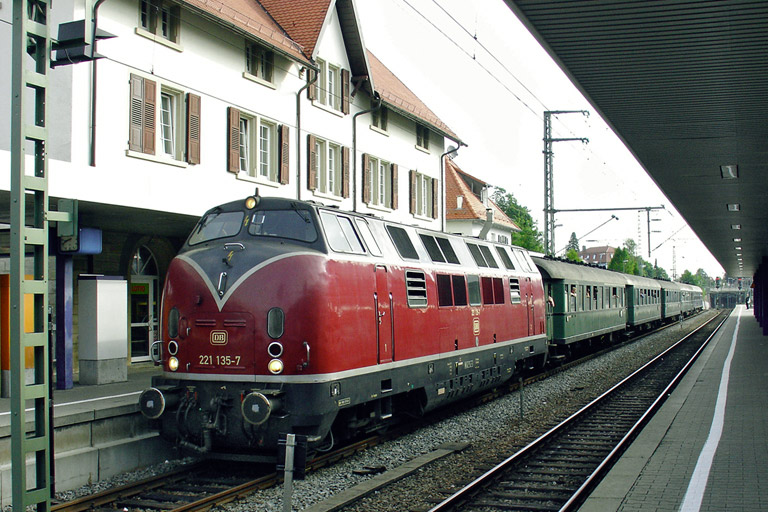 221 135 bei km 15,6 (Juli 2005)