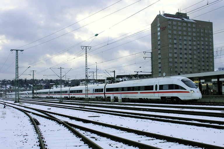 Doppeltraktion der Baureihe 415 als ICE 182 bei km 15,6 (Dezember 2005)
