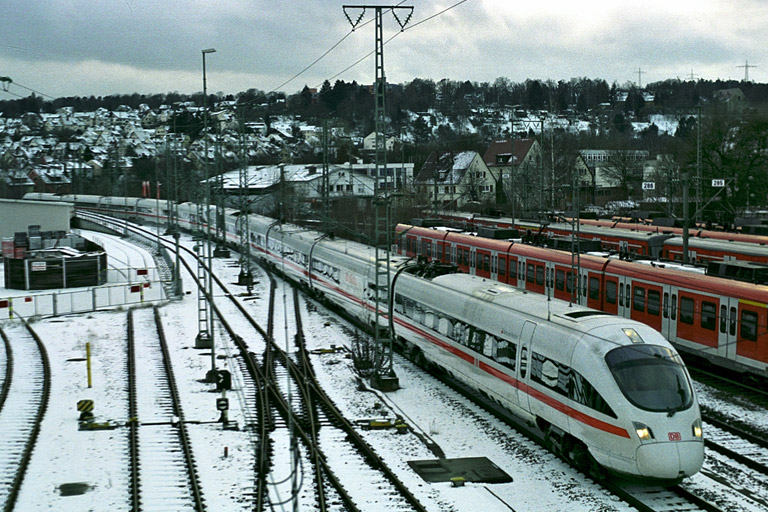 Doppeltraktion der Baureihe 415 als ICE 182 bei km 16,0 (Dezember 2005)