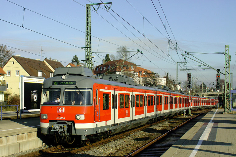 420 400, 420 489 und 420 416 bei km 15,6 (Dezember 2005)