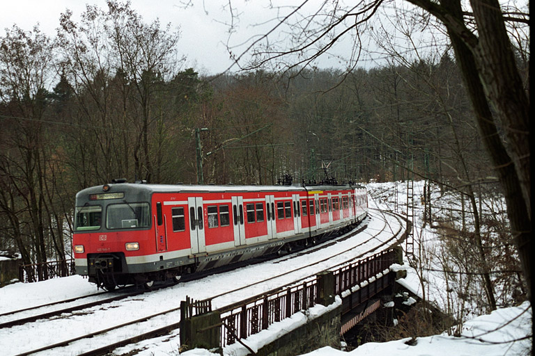 S-Bahnzug (Baureihe 420) bei km 11,0 (März 2005)