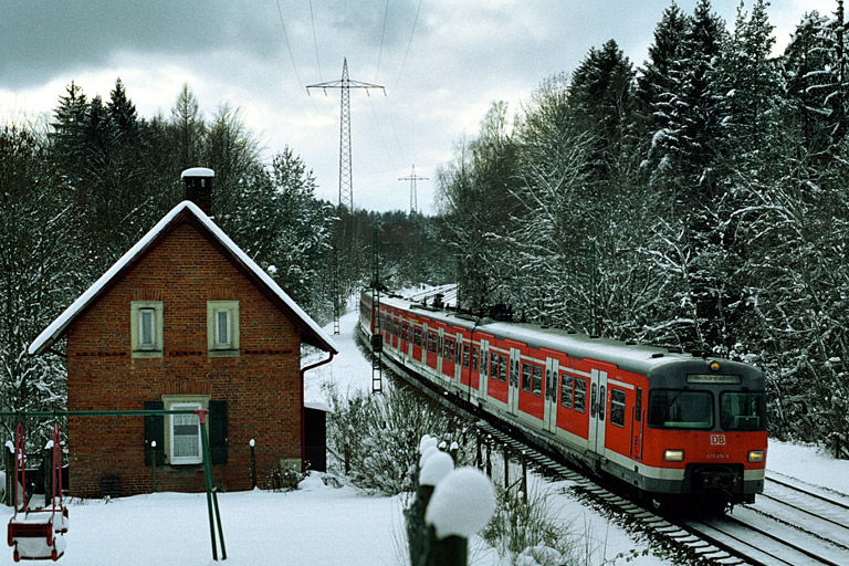 S-Bahnzug (Baureihe 420) bei km 19,2 (März 2005)