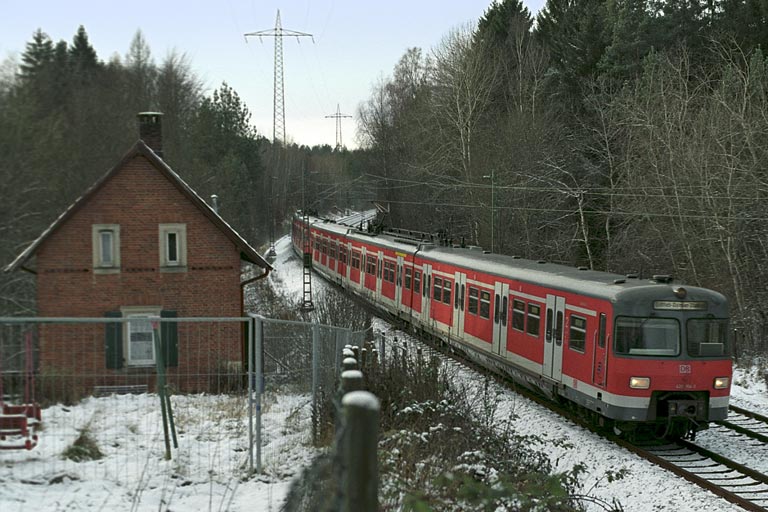 S-Bahnzug der Baureihe 420 bei km 19,2 (Dezember 2005)