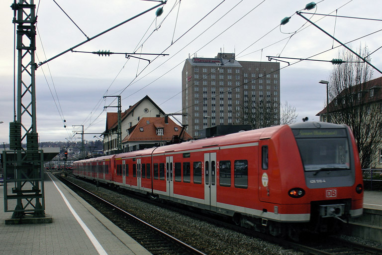 425 313 und 426 010 als Regionalexpre&szlig; bei km 15,6 (Januar 2005)