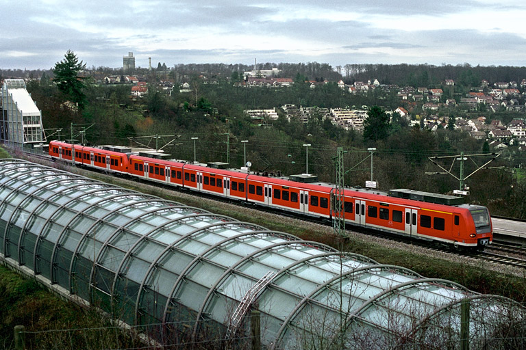 425 313 und 426 010 als Regionalexpre&szlig; bei km 14,2 (Januar 2005)