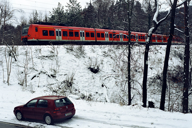 Baureihe 425 als Regionalexpre&szlig; bei km 11,0 (M&auml;rz 2005)
