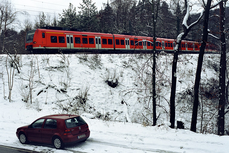Baureihe 425 als Regionalexpreß bei km 11,0 (März 2005)