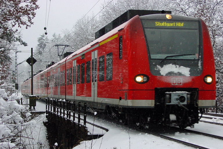 Baureihe 425 als Regionalexpre&szlig; bei km 18,4 (M&auml;rz 2005)
