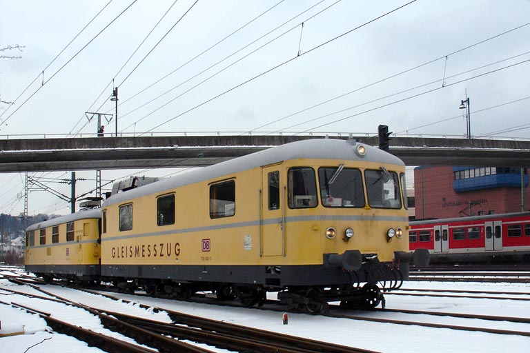Gleisme&szlig;zug 725 003 bei km 16,0 (Januar 2005)