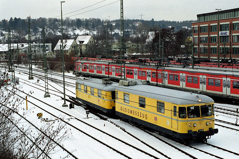 Gleisme&szlig;zug 725 003 bei km 16,0 (Januar 2005)