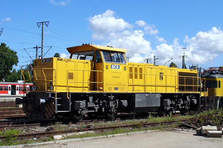 V 200 001 der Bayerischen CargoBahn bei km 15,6 (Mai 2005)