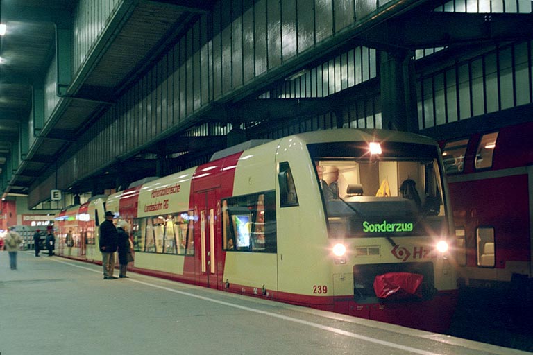 HzL-Regioshuttles VT 239 und VT 233 bei km 0,2 (Dezember 2005)