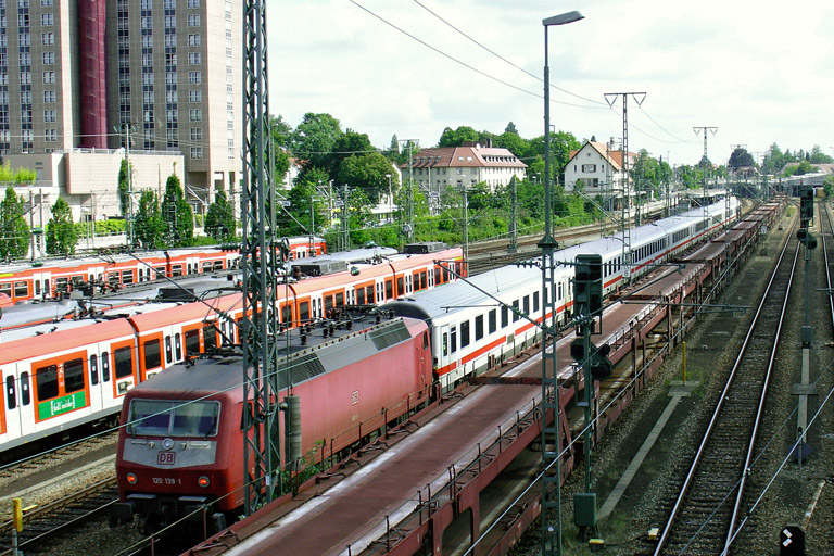 120 139 mit Leerreisezug bei km 15,8 (August 2005)