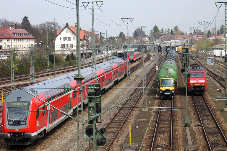 152 162 und RE 19612 bei km 15,8 (April 2005)