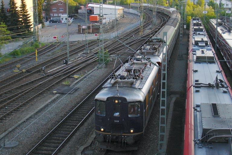 Re 4/4 I 10008 und Re 4/4 I 10019 bei km 16,0 (Mai 2005)