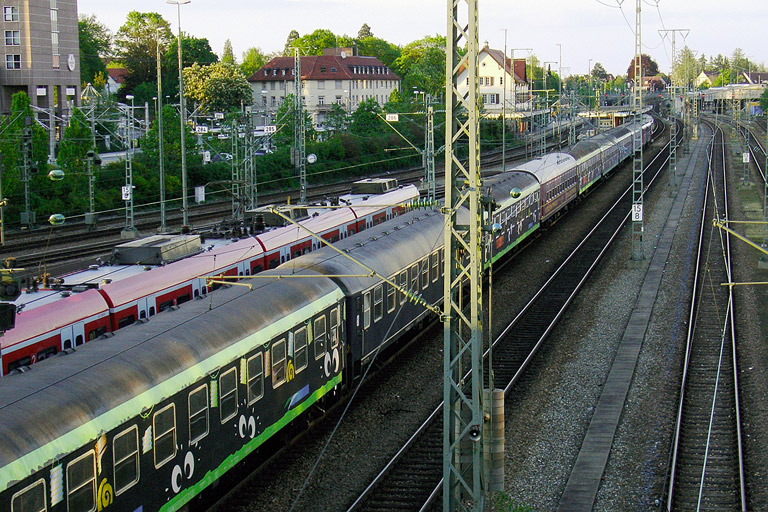 Re 4/4 I 10008 und Re 4/4 I 10019 bei km 15,8 (Mai 2005)