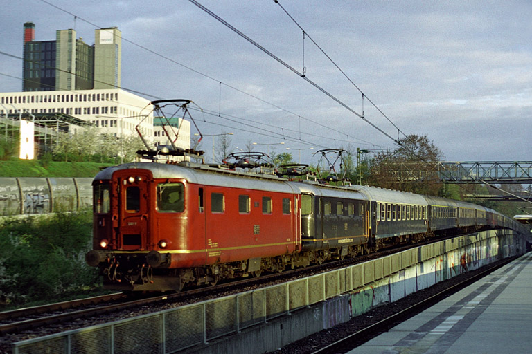 Re 4/4 I 10019 und Re 4/4 I 10008 bei km 14,2 (April 2005)