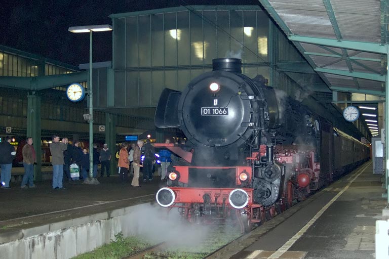 01 1066 in Stuttgart Hauptbahnhof (Dezember 2006)