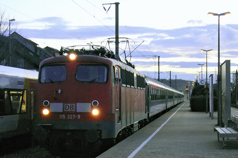 115 327 mit IC 2816 bei km 26,0 (Februar 2006)