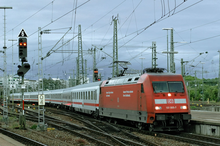 101 005 mit IC 1990 bei km 0,2 (September 2006)