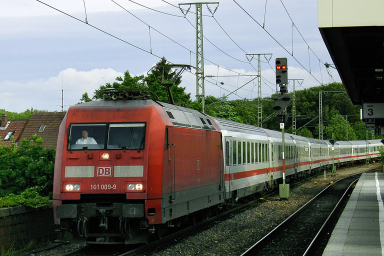 101 009 mit IC 1990 bei km 16,6 (Mai 2006)