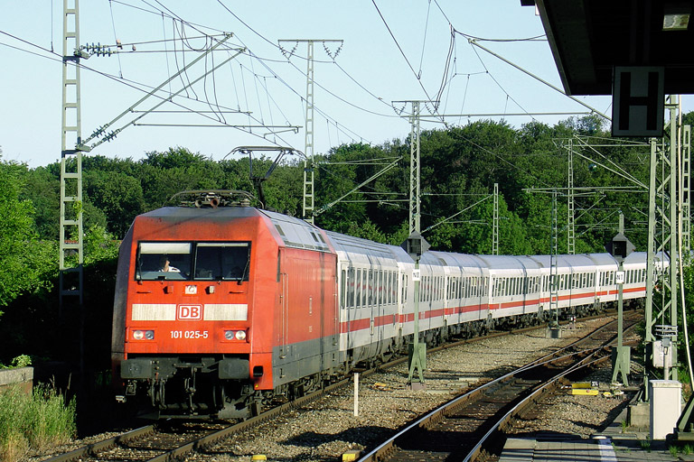 101 025 mit IC 1990 bei km 16,8 (Juli 2006)