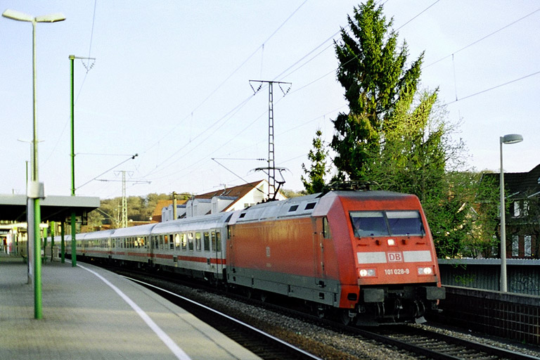 101 028 mit IC 1990 bei km 16,6 (April 2006)