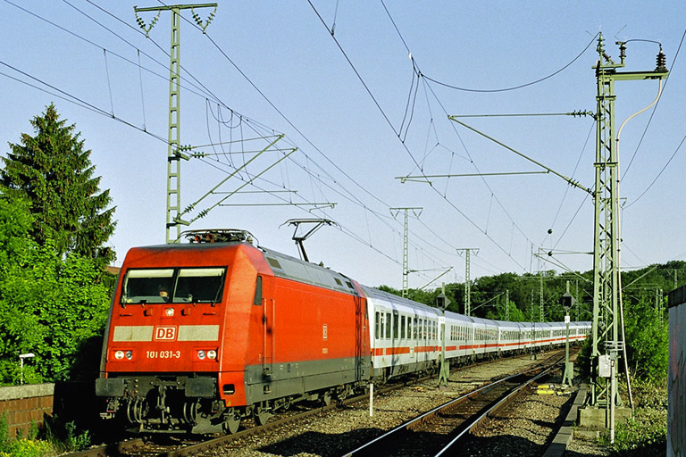 101 031 mit IC 1990 bei km 16,8 (Juni 2006)