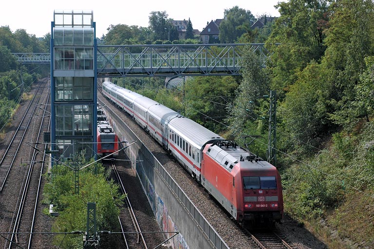 101 041 mit IC 2801 (Juli 2006)