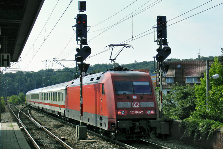 101 041 mit IC 2801 bei km 16,8 (Juli 2006)