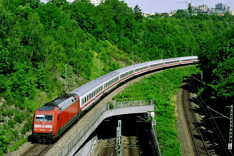 101 042 mit IC 2809 bei km 13,8 (Juni 2006)