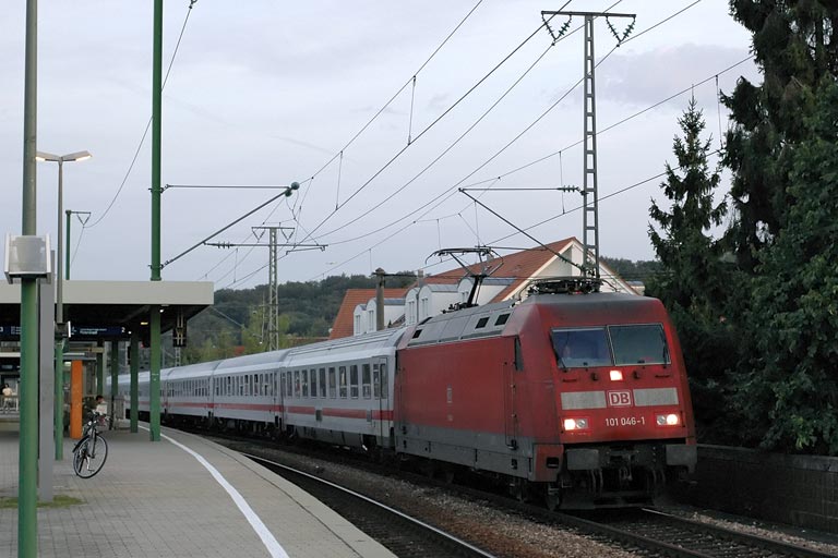 101 046 mit IC 1990 bei km 16,6 (September 2006)