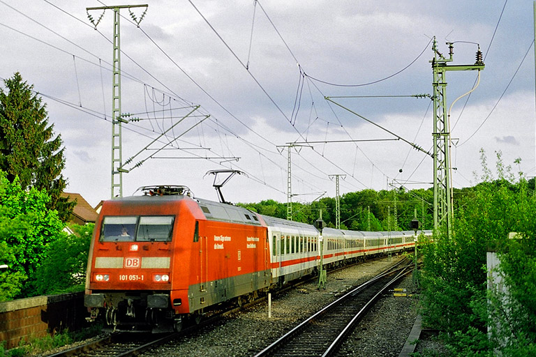 101 051 mit IC 1990 bei km 16,8 (Mai 2006)