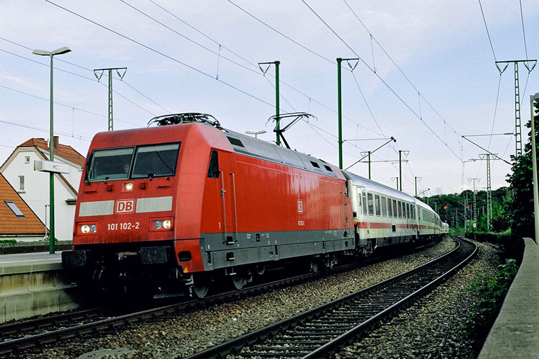 101 102 mit IC 1990 bei km 16,6 (Mai 2006)