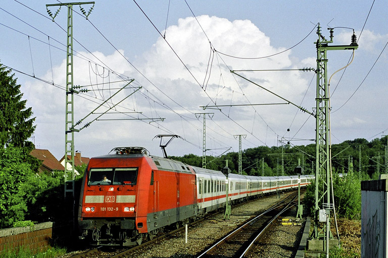 101 132 mit IC 1990 bei km 16,8 (Juni 2006)