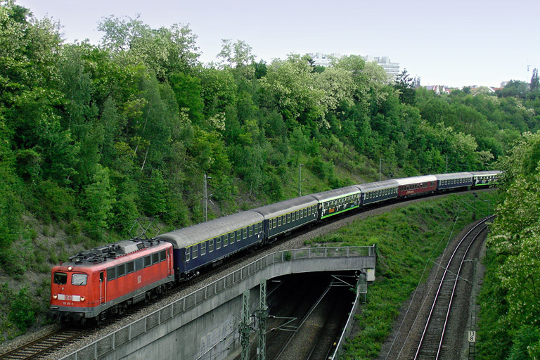 110 115 mit DZ 13087 bei km 13,8 (Juni 2006)